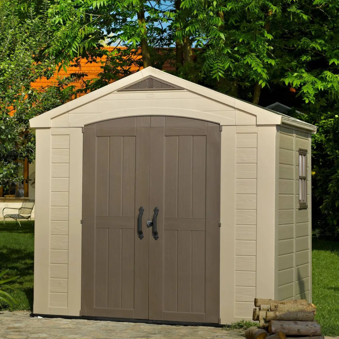 Casetta da Giardino Beige Nero Resistente Agli Agenti Atmosferici Presenza Finestre 257x182x243h cm, Tetto a due Falde - Vandalia