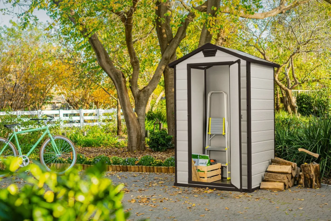 Casetta da Giardino Beige Nero Resistente Agli Agenti Atmosferici Tetto a due Falde 129x103x196h cm, Materiale Tetto in Plastica - Stormlake