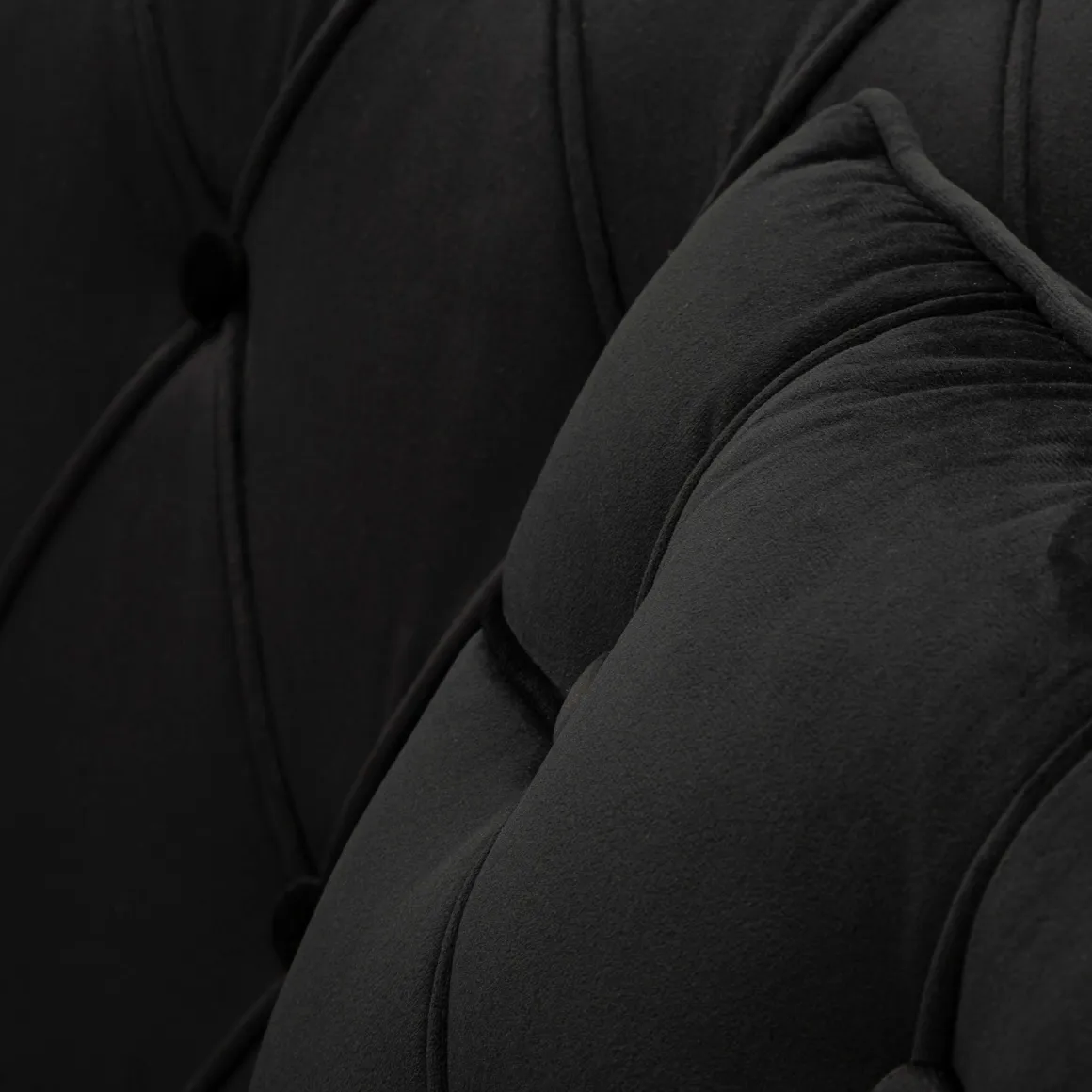 Divano Fisso 2 Posti Nero oro Effetto Velluto Trapuntato Braccioli 130x83x91h cm, Cuscini Inclusi - Diskit