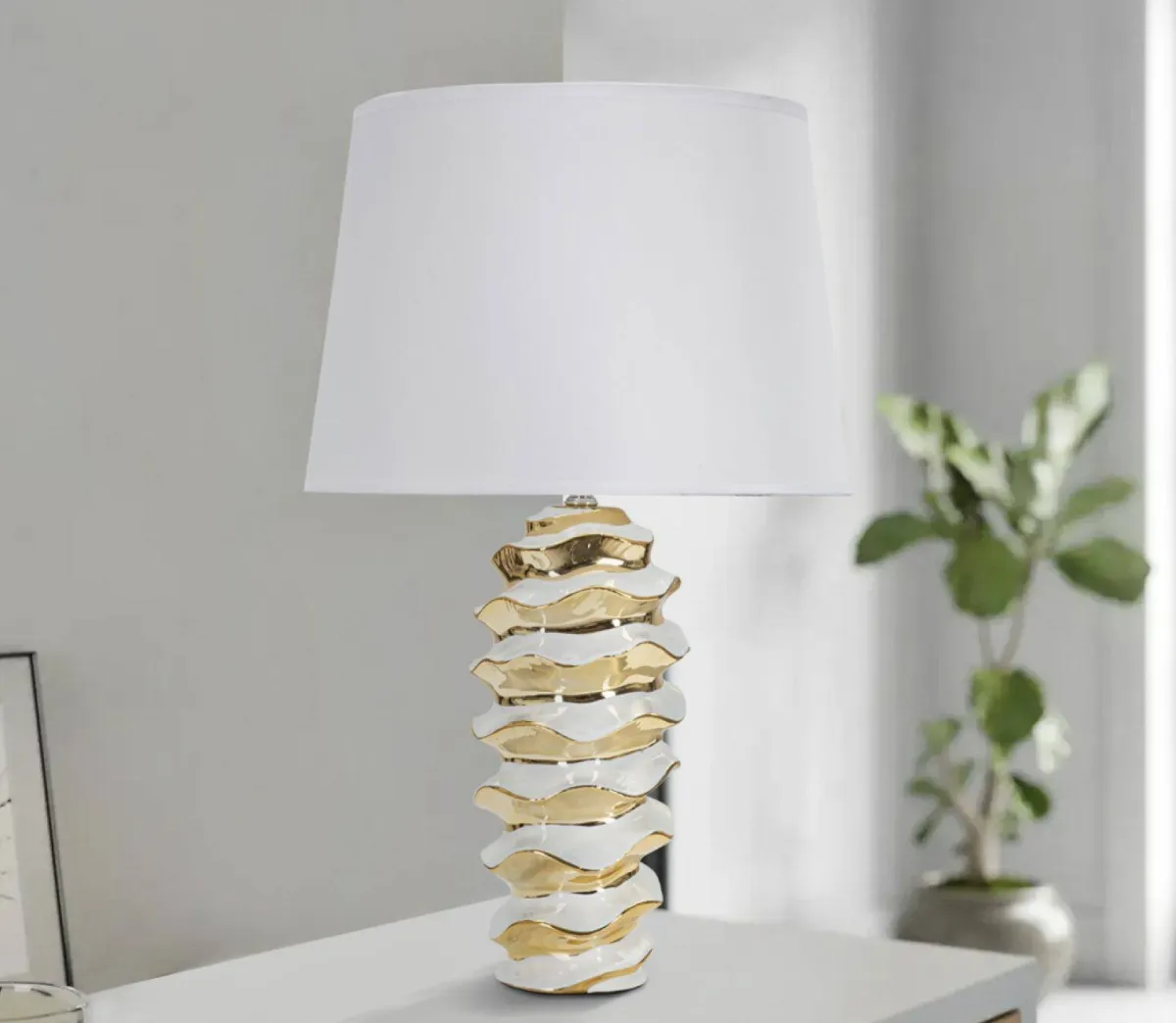 Lampade Da Tavolo > Dmora Lampada da tavolo Ashcan, 33x33 h53 cm, Bianco e Oro Oro, Bianco