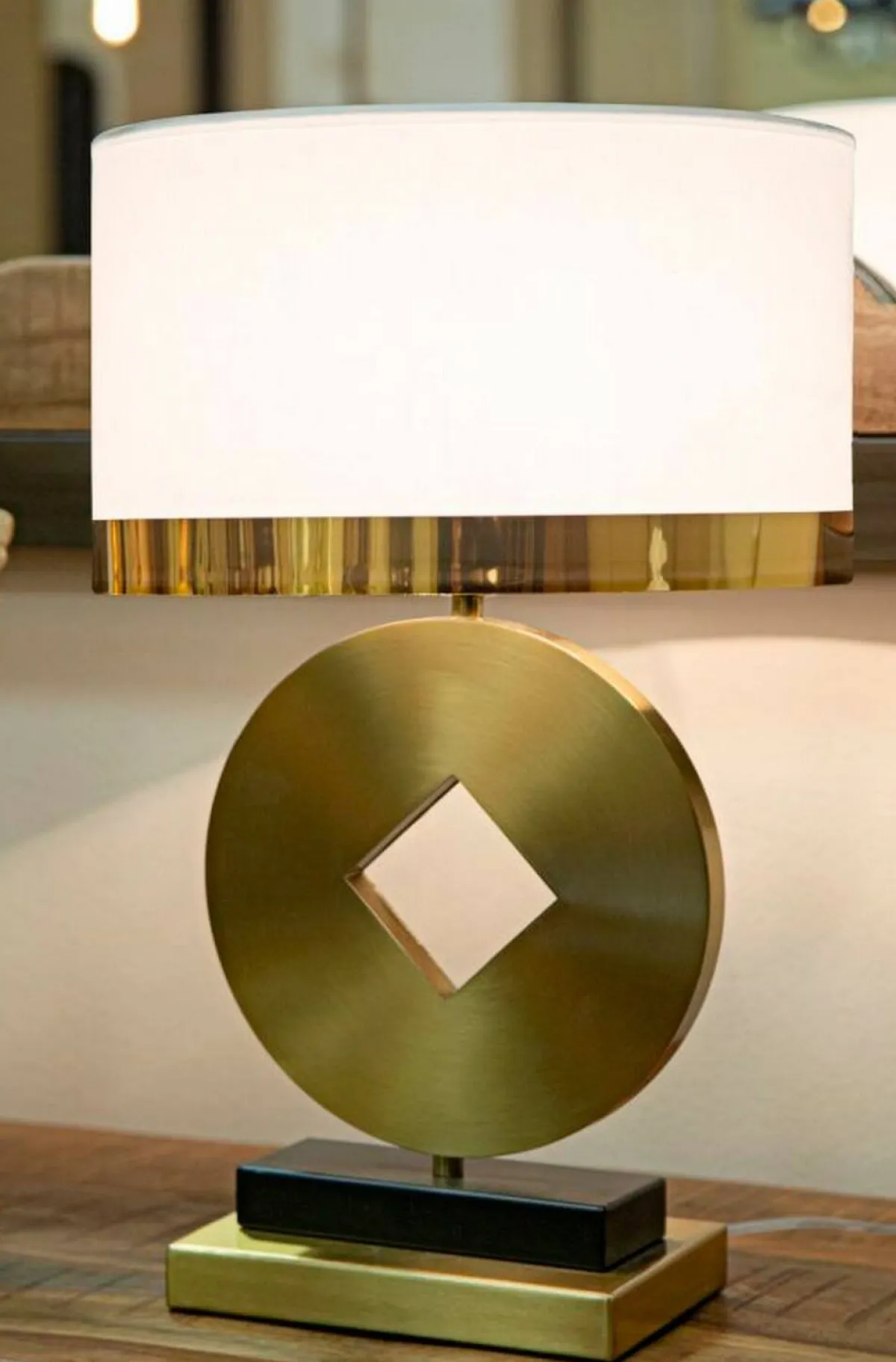 Lampade Da Tavolo > Dmora Lampada da tavolo Papier, 30x30 h53 cm, Bianco e Oro Oro, Bianco