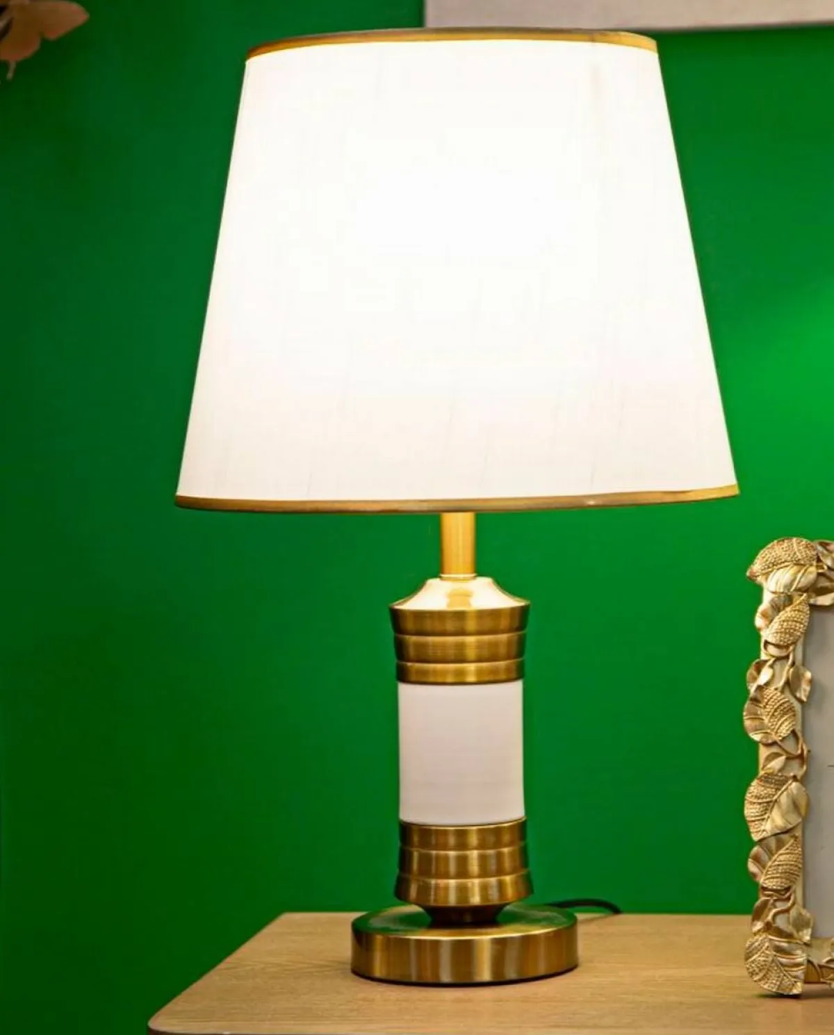 Lampade Da Tavolo > Dmora Lampada da tavolo Sinopia, Bianco e Oro, 31x31 h52 cm Oro, Bianco