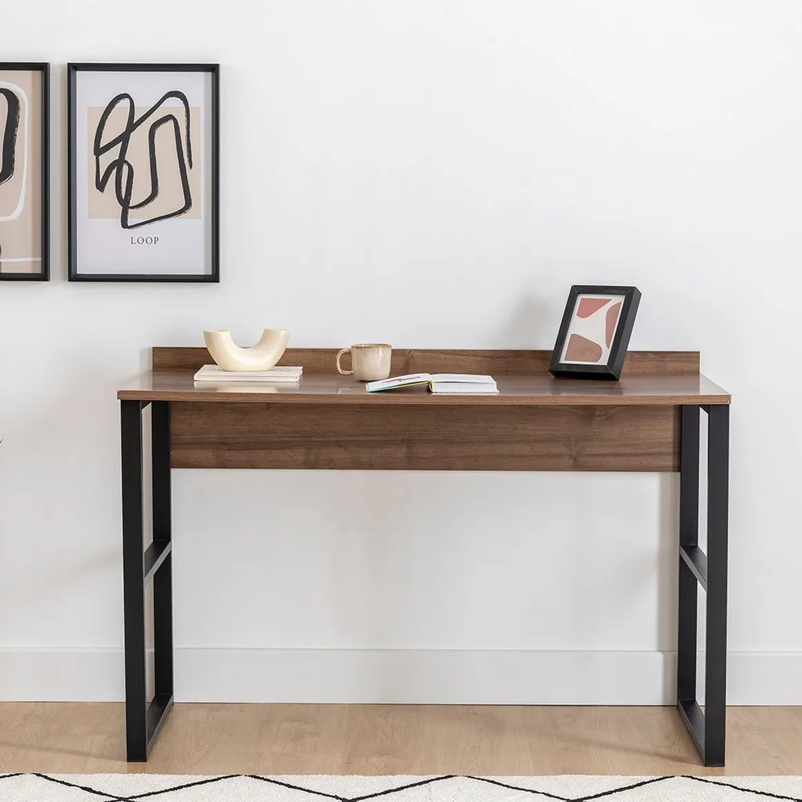 Scrivanie > Dmora Scrivania Marrone Noce Nero un Ripiano Sfumatura Colore Ripiano Noce 140x70x74h cm, Colore Struttura Nero - Frascati Nero, Marrone Noce