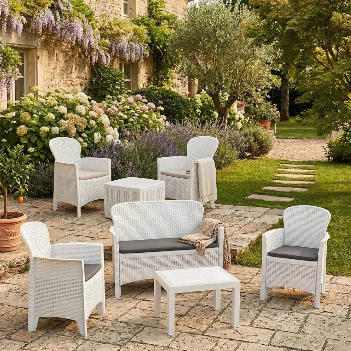Set Salotto da Esterno Bianco Bianco 6 Posti 2 Tavolini, Impermeabile Idrorepellente Made in Italy - Dervio