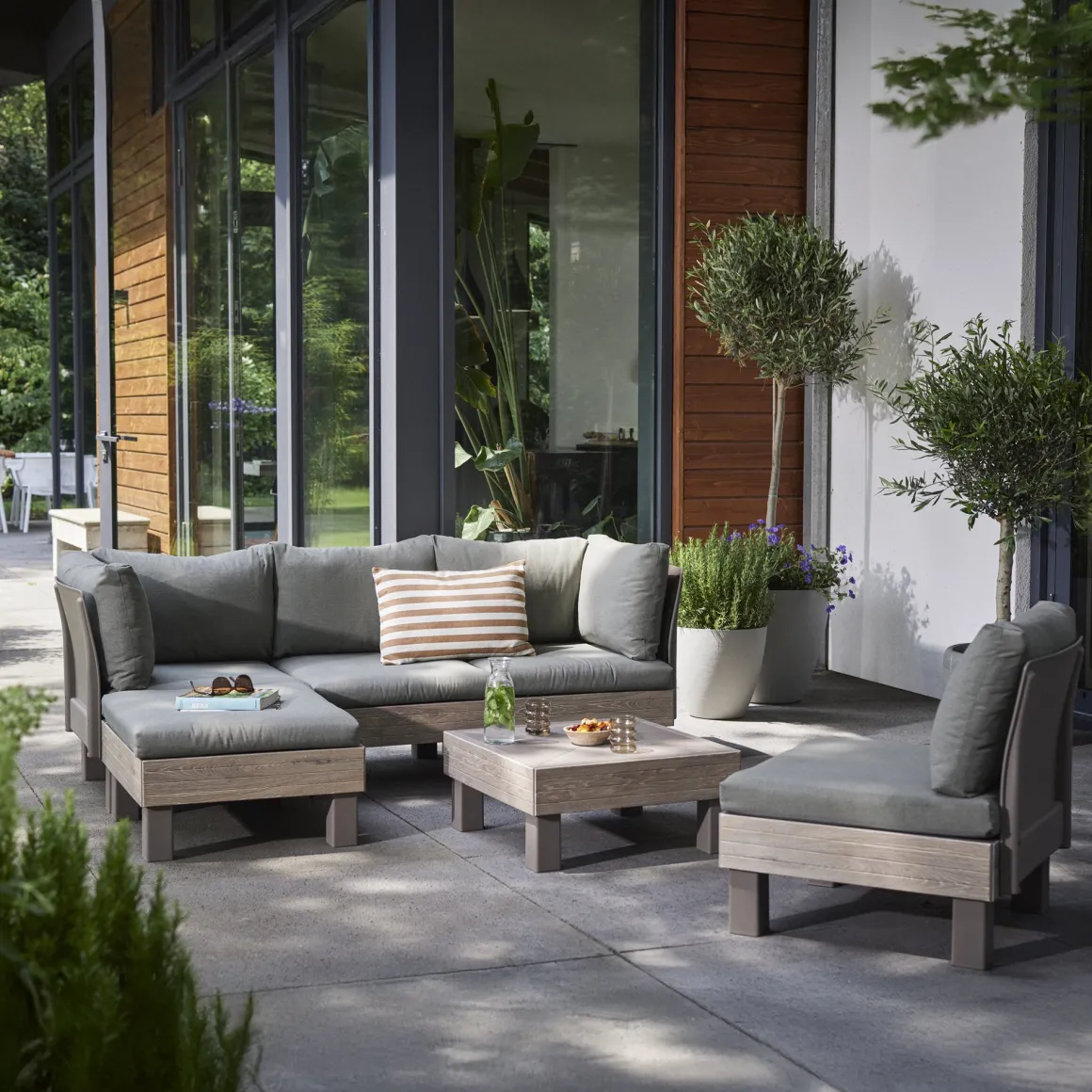 Set Salotto da Esterno Marrone Noce Grigio 5 Posti un Tavolino, Componibile Modulabile Resistente ai Raggi uv Impermeabile - Kendrick