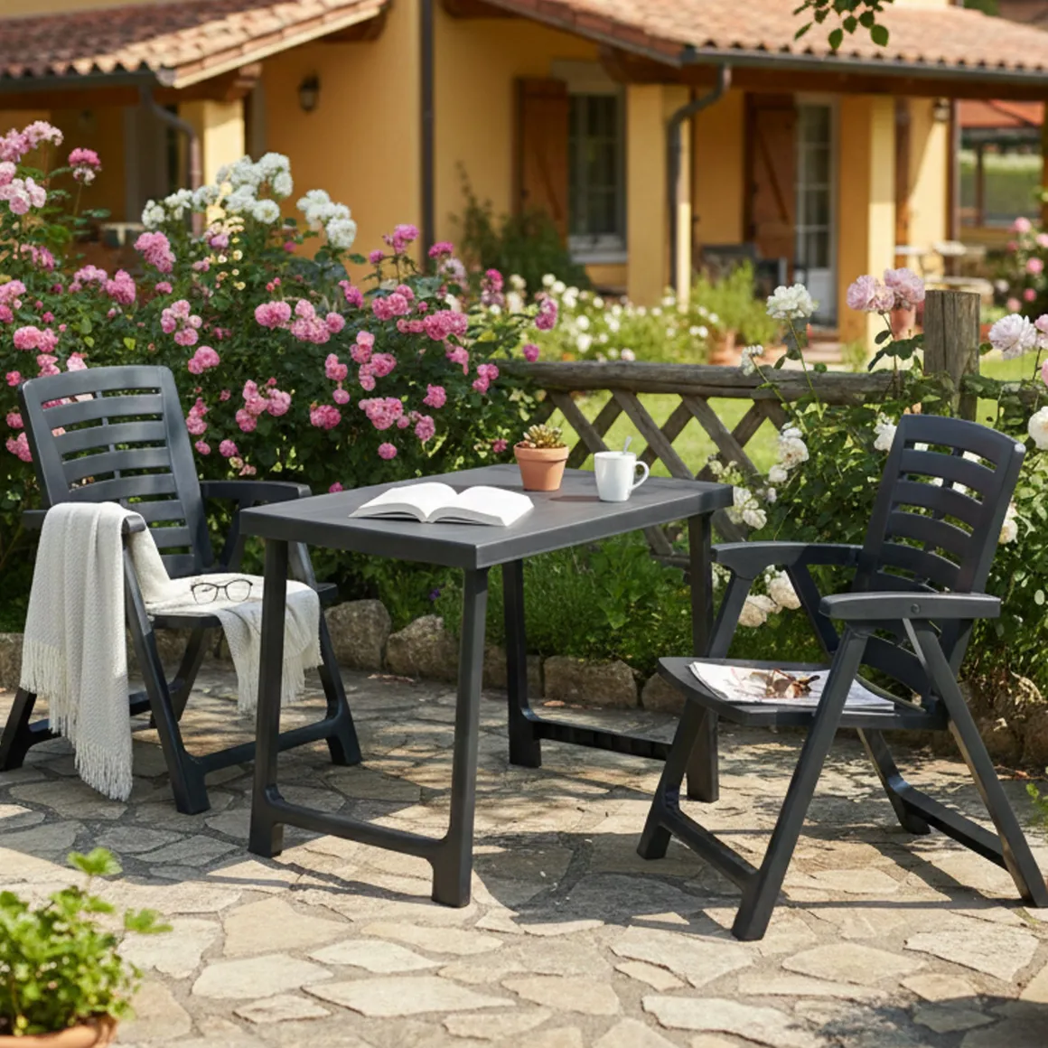 Set Salotto da Esterno Nero Antracite 2 Posti un Tavolino, set da Campeggio Bistrot Made in Italy - Lithia