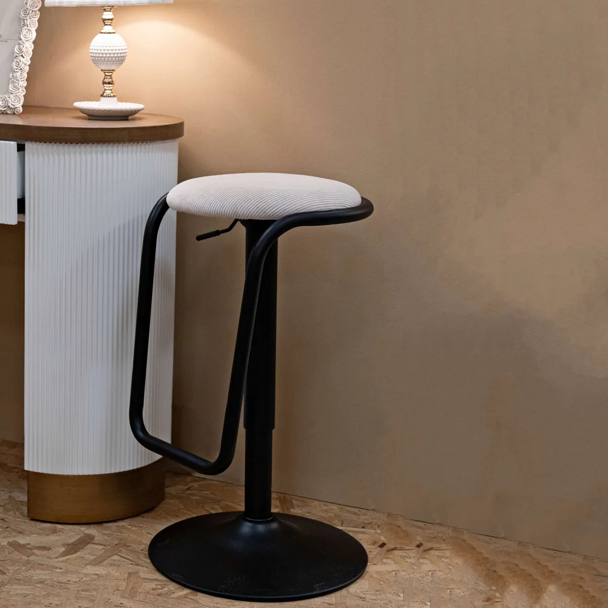 Sgabelli > Dmora Sgabello Bianco Crema Nero Regolabile Imbottito 41x41x61h cm, Altezza Seduta Massima 83 cm - Jardin Nero, Bianco Crema
